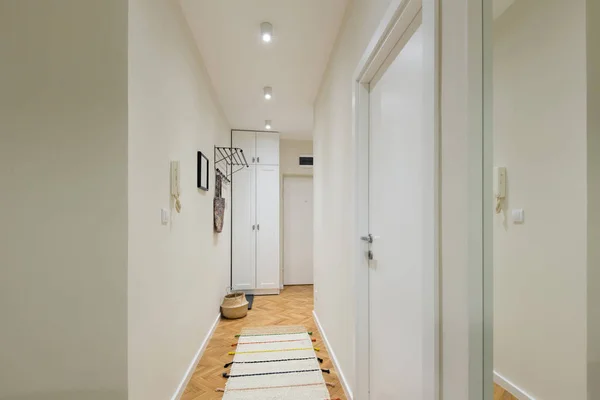 Couloir d'entrée avec placard blanc — Photo