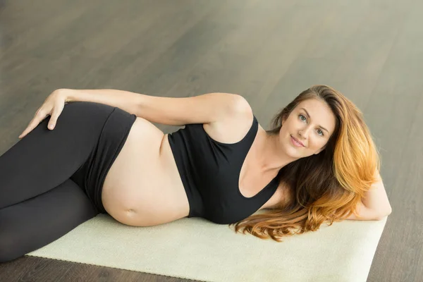 Hamile kadın doğum öncesi yoga yaparken — Stok fotoğraf