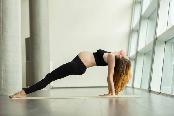 Mujer embarazada haciendo yoga prenatal — Foto de Stock