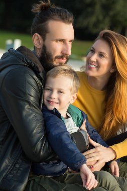 Plajda çocuk ile sonbaharda Çift