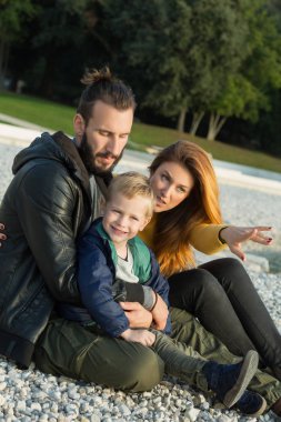 Plajda çocuk ile sonbaharda Çift