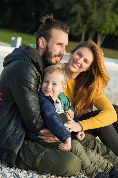 Plajda çocuk ile sonbaharda Çift