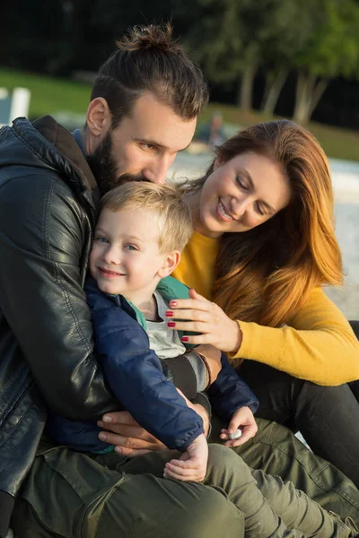Plajda çocuk ile sonbaharda Çift