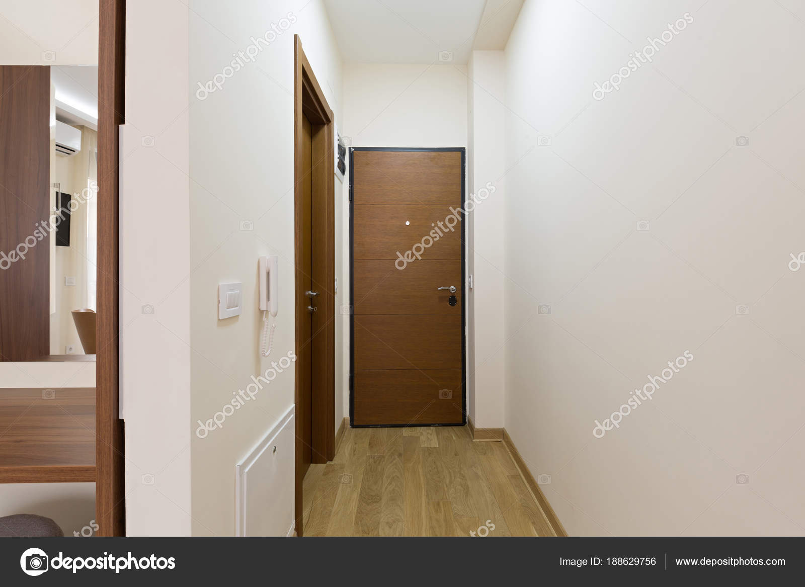 Couloir d\'entrée, intérieur de l\'appartement — Photographie rilueda ... Couloir d\'entrée, intérieur de l\'appartement — Photographie rilueda ...