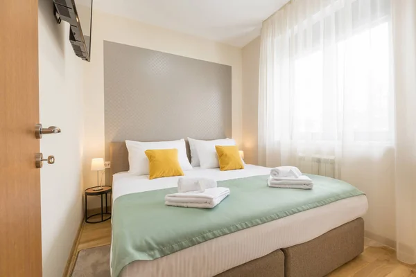 Interior of a hotel bedroom with double bed — Stock Photo, Image