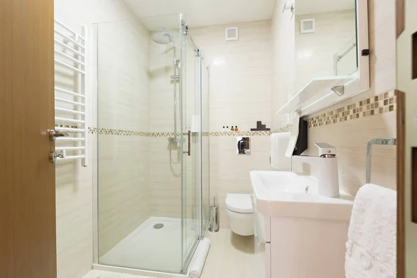 Interior de un baño de hotel con cabina de ducha — Foto de Stock