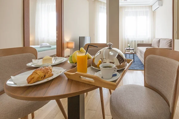 Serviço de quarto, café da manhã servido no quarto do hotel — Fotografia de Stock