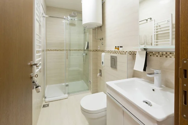 Interno di un bagno dell'hotel con cabina doccia — Foto Stock