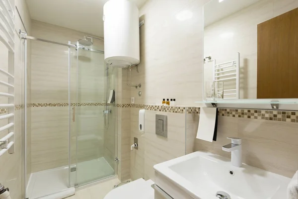 带淋浴房的酒店浴室的内部 — 图库照片