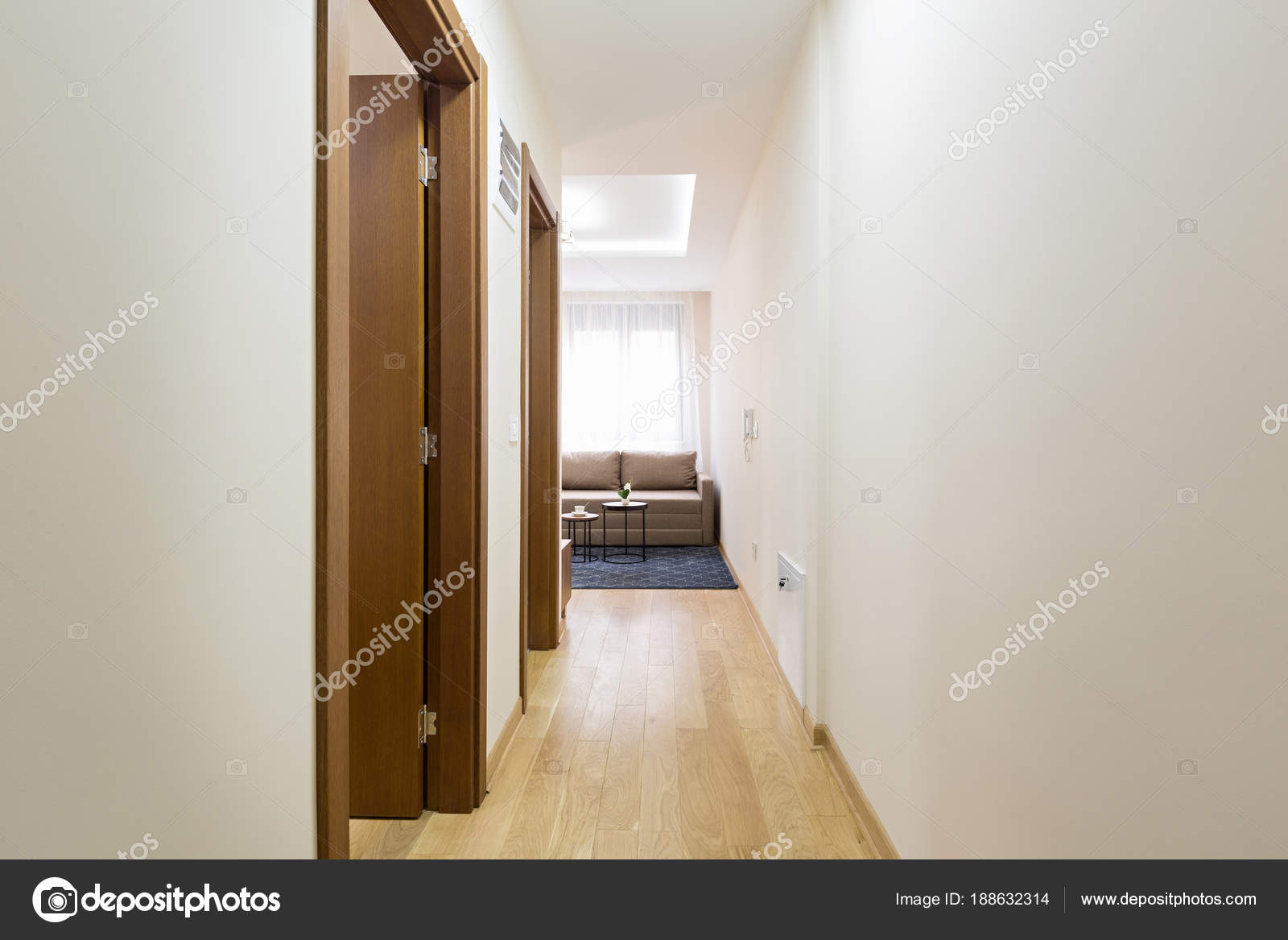 Couloir d\'entrée, intérieur de l\'appartement — Photographie rilueda ... Couloir d\'entrée, intérieur de l\'appartement — Photographie rilueda ...