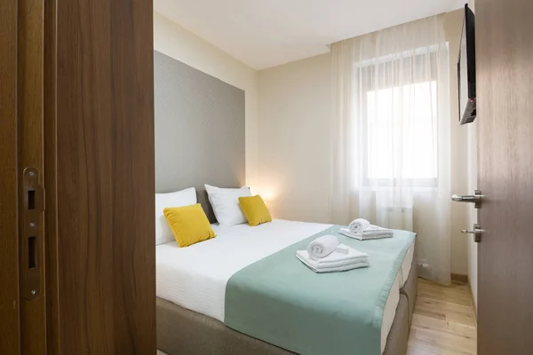 Interior de um quarto de hotel com cama de casal — Fotografia de Stock