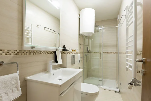 带淋浴房的酒店浴室的内部 — 图库照片