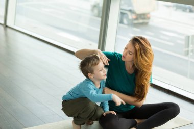 Hamile anne çocuk ile oynamak