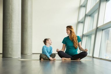 hamile kadın çocuk doğum öncesi yoga yapıyordum