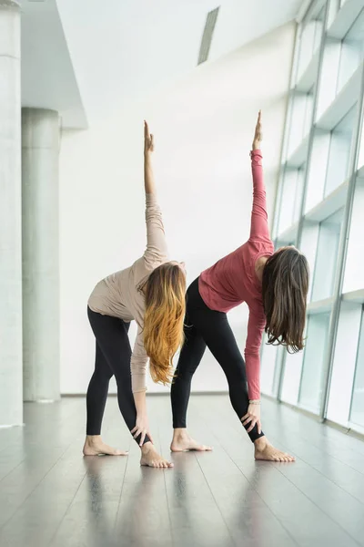 Mujer embarazada haciendo ejercicio de yoga con el profesor — Foto de Stock