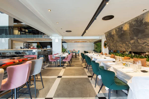 Interno di un nuovo ristorante di lusso al mattino — Foto Stock