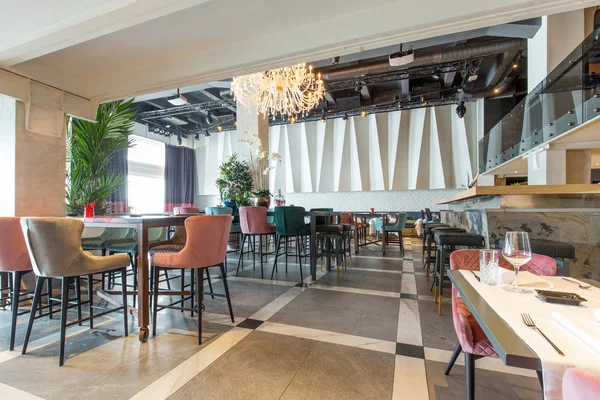 Interieur eines neuen Luxus-Restaurants am Morgen — Stockfoto