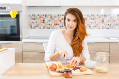 Hamile kadın yemek, sebze hazırlama