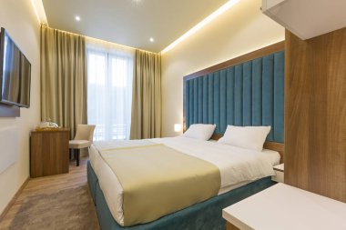 Çift kişilik bir otel odası.