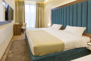 Çift kişilik bir otel odası.