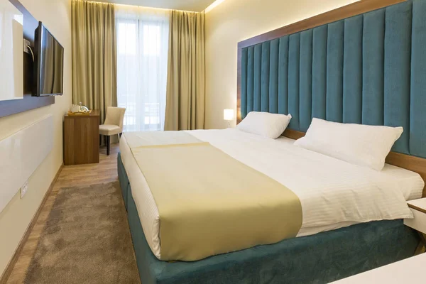 Interieur van een tweepersoons bed hotelkamer — Stockfoto