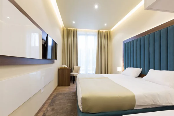 Innenraum eines Hotelzimmers mit Doppelbett — Stockfoto