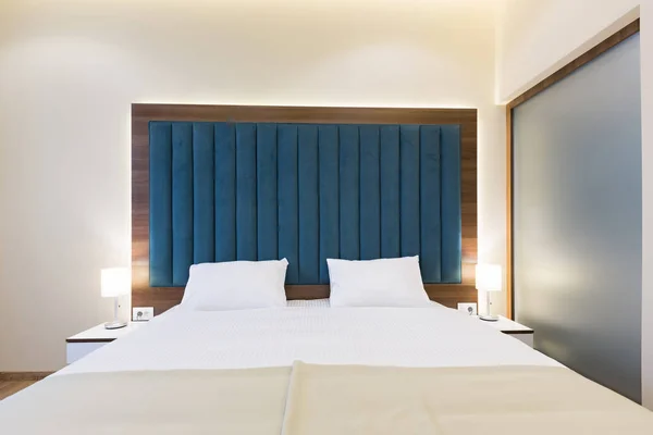 Интерьер спальни с двуспальной кроватью — стоковое фото