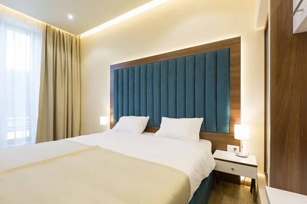 Interiör i en dubbelsäng hotell sovrum — Stockfoto
