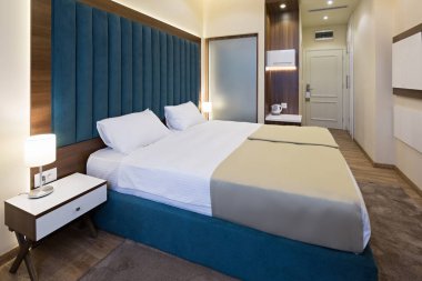 Çift kişilik bir otel odası.