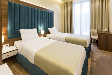 Çift kişilik bir otel odası.