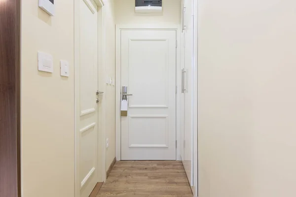 Вхідний коридор в інтер'єрі готельної кімнати — стокове фото