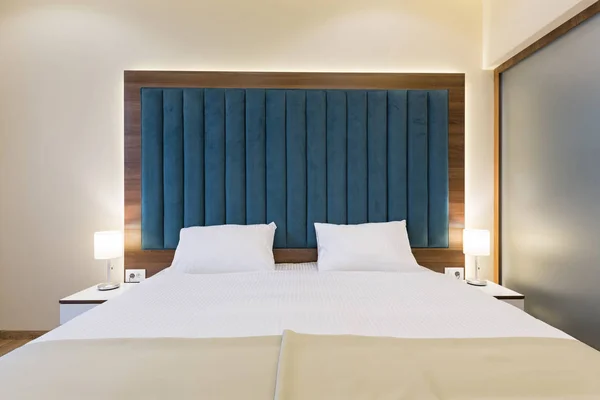 Interieur van een tweepersoons bed hotelkamer — Stockfoto