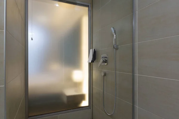 Интерьер ванной комнаты отеля — стоковое фото