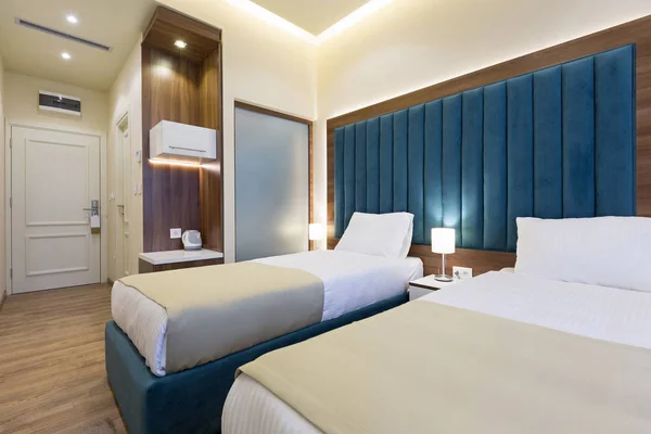 Interieur van een tweepersoons bed hotelkamer — Stockfoto