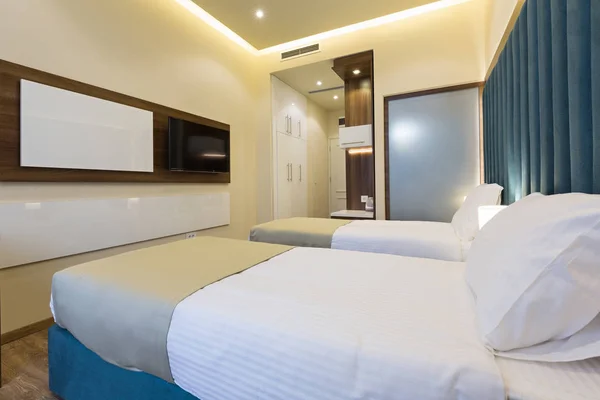 Interieur van een tweepersoons bed hotelkamer — Stockfoto