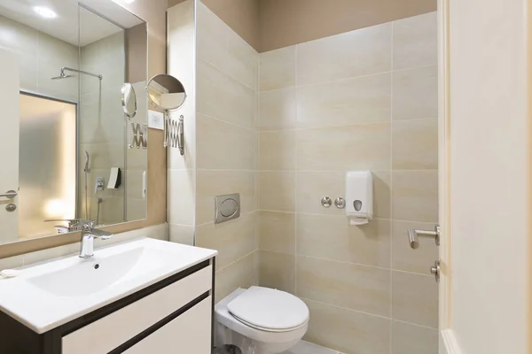 Interieur van een hotelbadkamer — Stockfoto