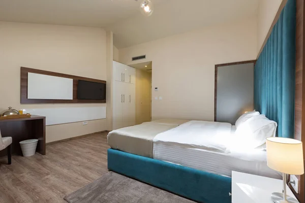 Interieur van een tweepersoons bed hotelkamer — Stockfoto