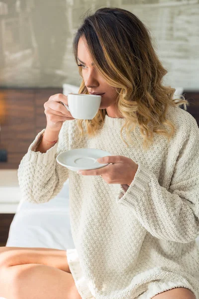 Jolie jeune femme buvant du café dans une chambre d'hôtel — Photo