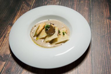 Ramstek Ramgu Ramstek 'li kızarmış ravioli.