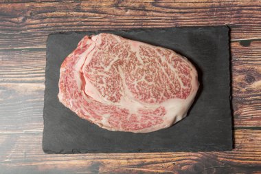 Siyah taşta çiğ kobe bifteği