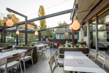 Geniş açık bahçeli bir restoran.