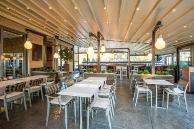 Geniş açık bahçeli bir restoran.