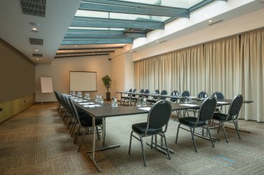 Modern bir otelde konferans salonu.