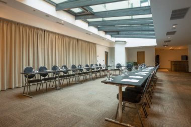 Modern bir otelde konferans salonu.