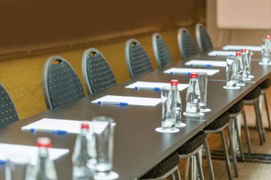 Boş bir konferans odasının içi. 