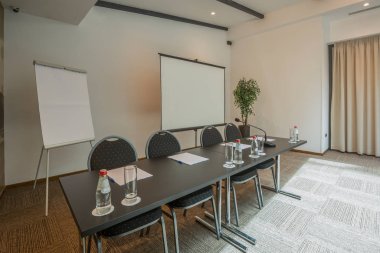 Modern bir otelde konferans salonu.