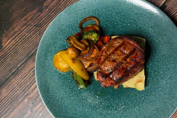 Steak s grilovanou zeleninou podávaný v restauraci — Stock fotografie