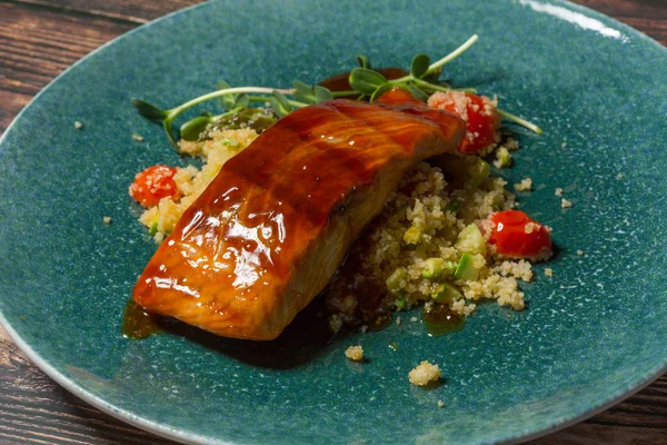 Salmón frito con espárragos y ensalada de cuscús — Foto de Stock