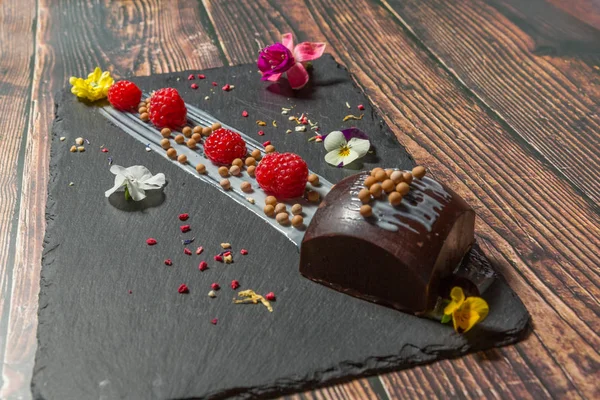Čokoládový dort s malinami podávaný v restauraci — Stock fotografie