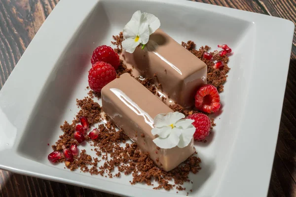 Bolo de chocolate com framboesa servida no restaurante — Fotografia de Stock